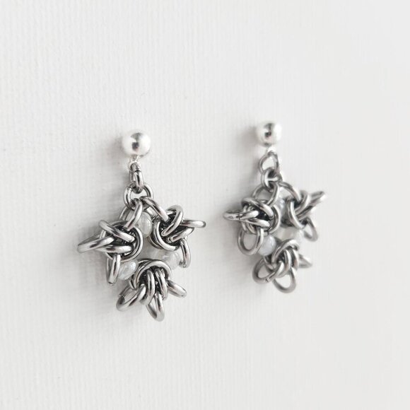 Fairy white pearl silver flower earrings ✦ chainmaille star-shaped earrings ✦ - Picture 4 of 7